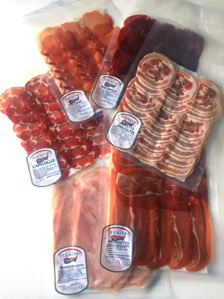prosciutto e altri affettati serino